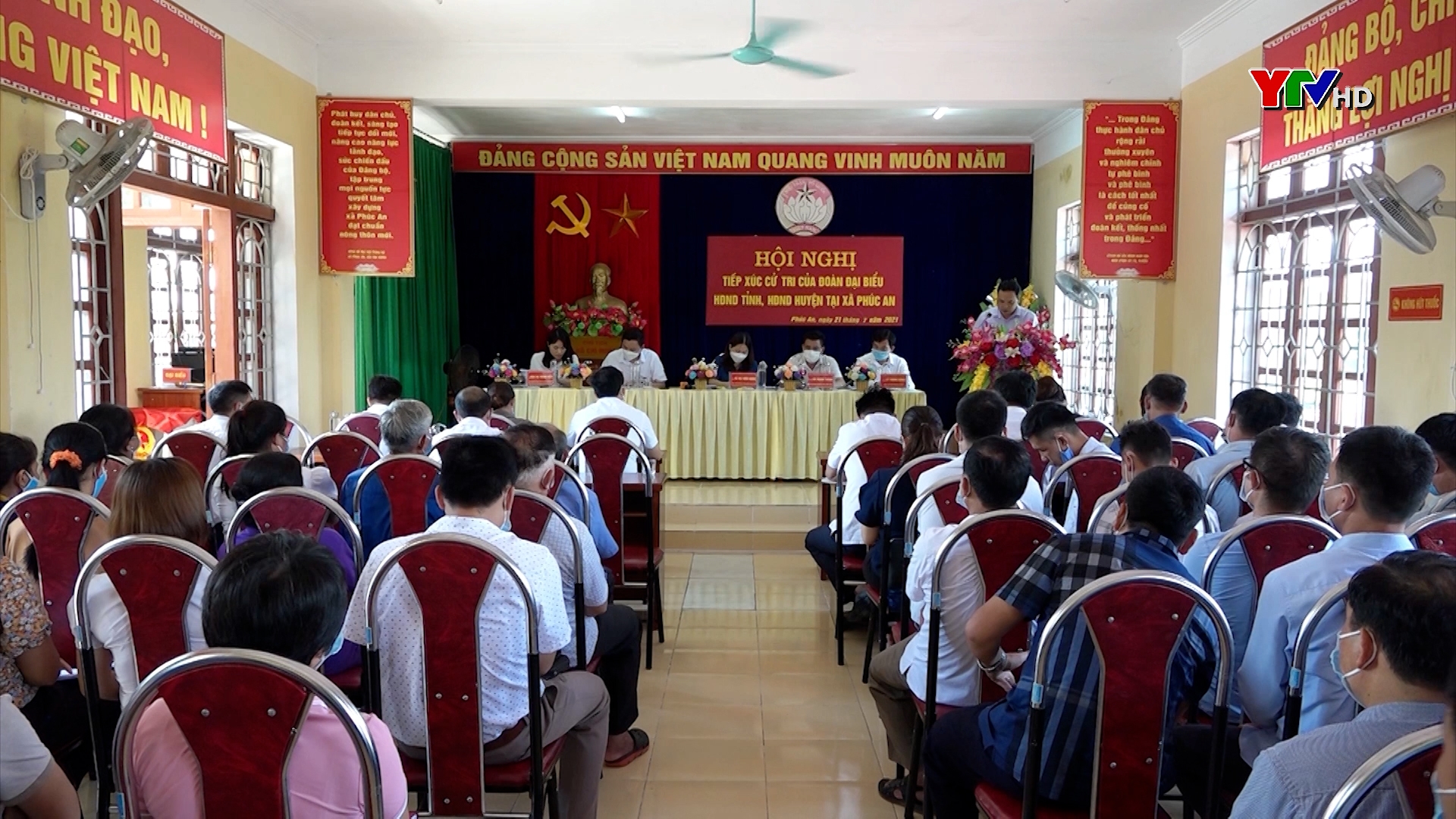 Đồng chí Phó Chủ tịch UBND tỉnh Vũ Thị Hiền Hạnh tiếp xúc cử tri huyện Yên Bình