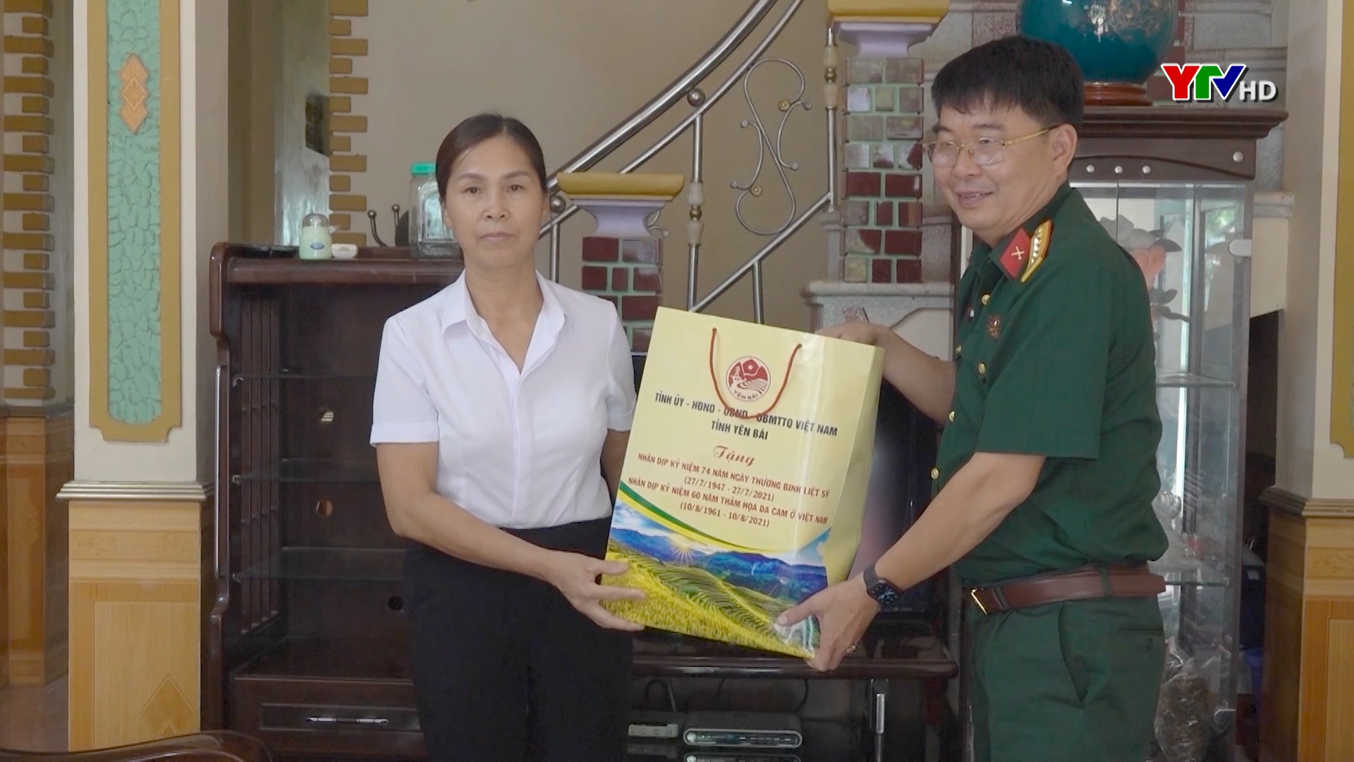Đại tá Trần Công Ứng – Chỉ huy trưởng Bộ CHQS tỉnh tặng quà gia đình chính sách tại huyện Mù Cang Chải