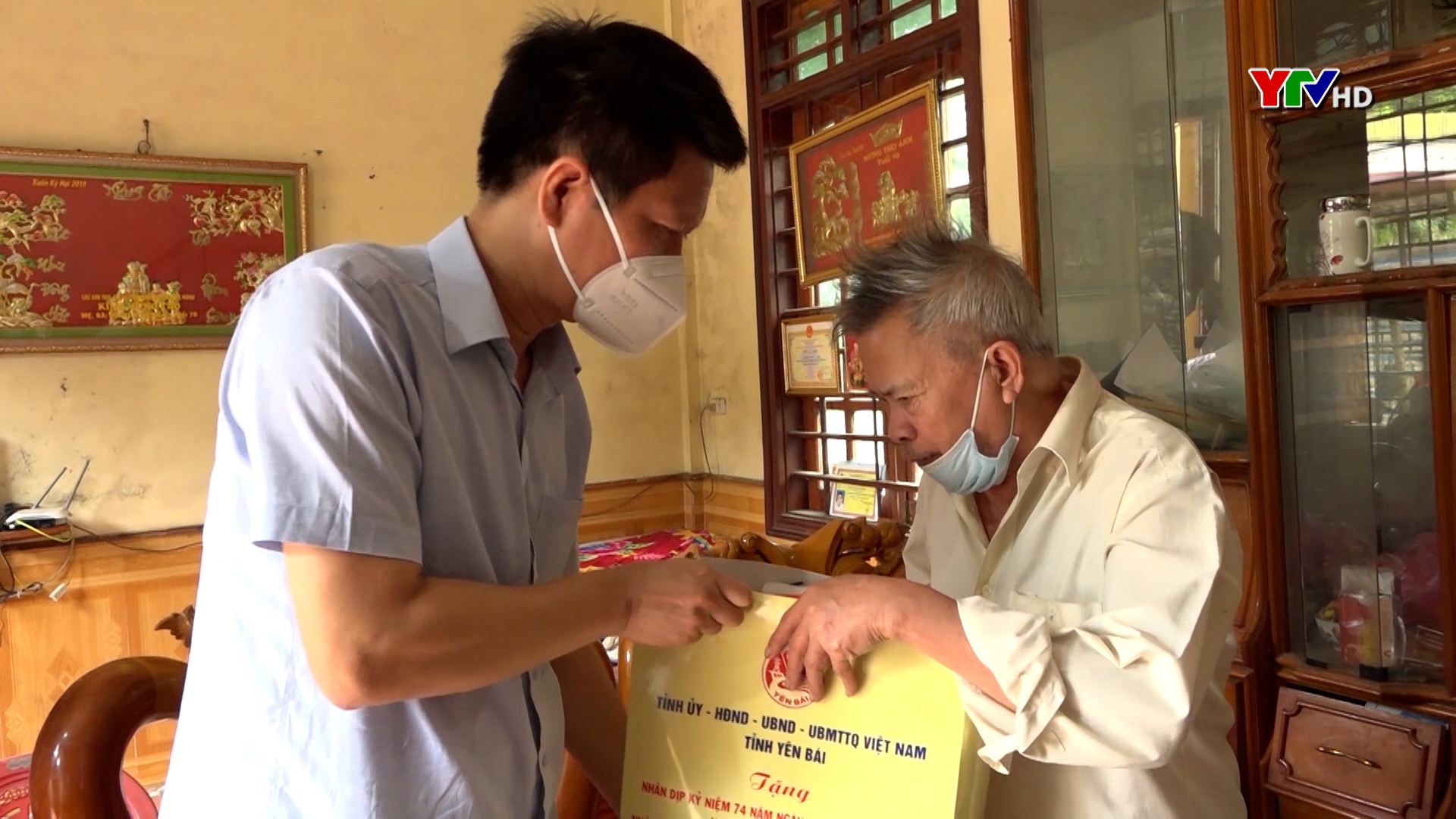 Đồng chí Phó Chủ tịch Thường trực UBND tỉnh Nguyễn Thế Phước tặng quà gia đình chính sách tại huyện Trấn Yên