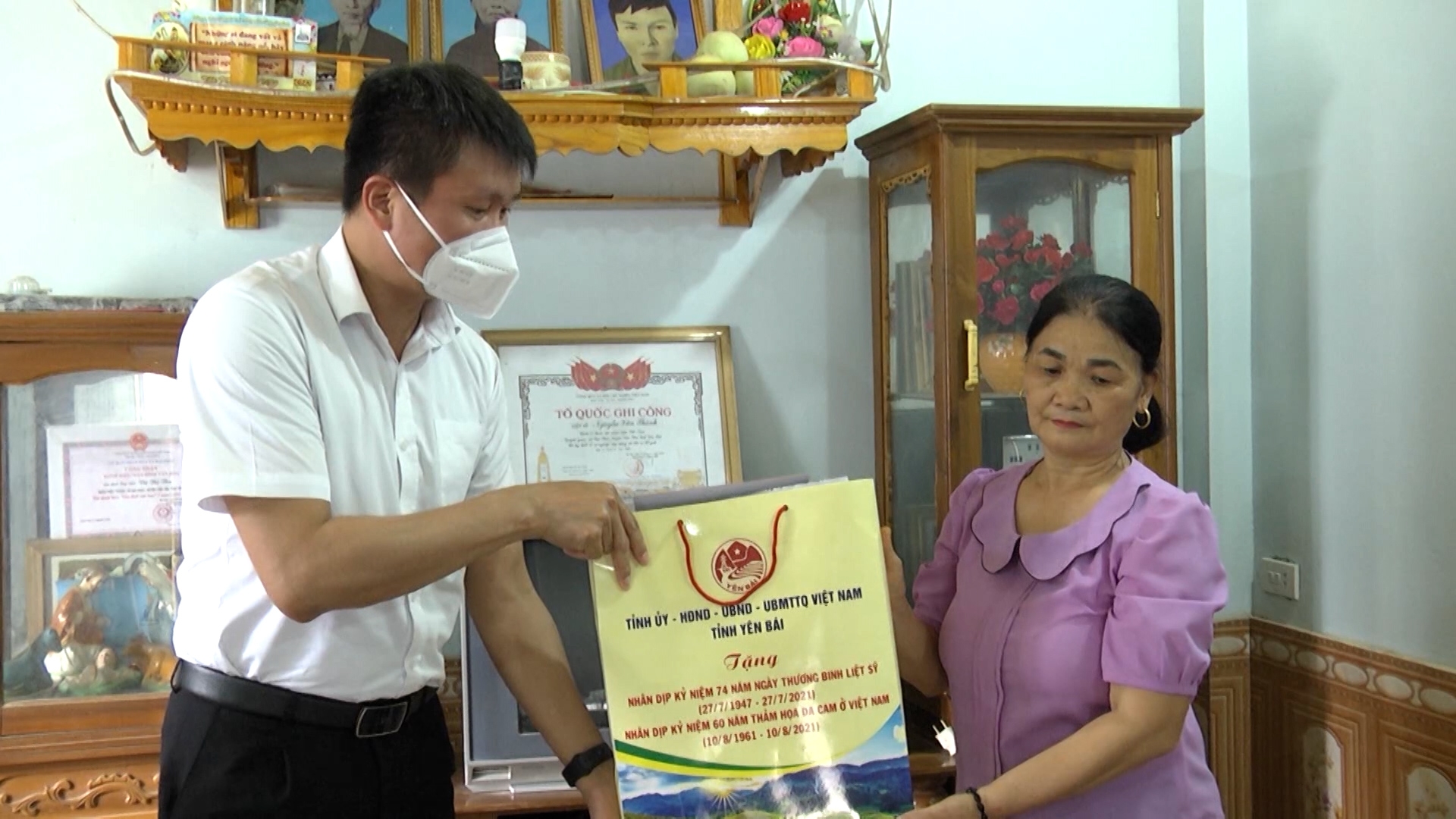Đồng chí Chủ tịch UBND tỉnh Trần Huy Tuấn tặng quà gia đình chính sách huyện Văn Yên