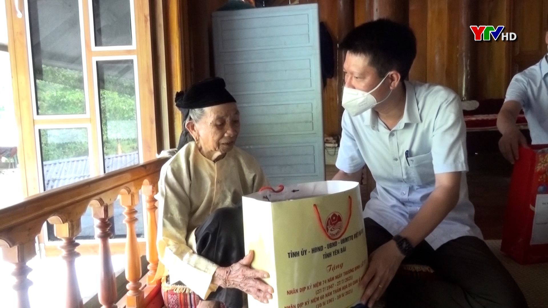 Đồng chí Phó Chủ tịch Thường trực UBND tỉnh Nguyễn Thế Phước tặng quà mẹ Việt Nam anh hùng tại huyện Trấn Yên