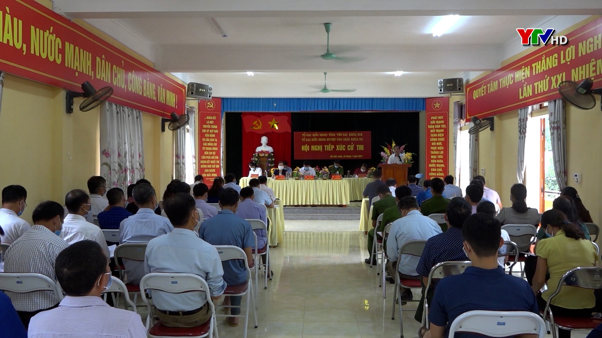 Chủ tịch UBMTTQ tỉnh Giàng A Tông tiếp xúc cử tri huyện Văn Chấn