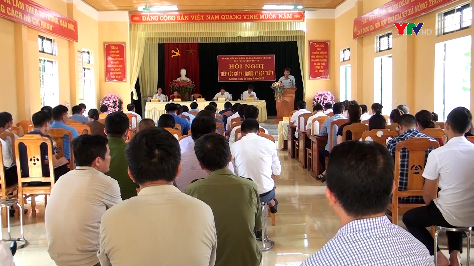 Đồng chí Phó Bí thư Tỉnh ủy - Chủ tịch UBND tỉnh Trần Huy Tuấn và các đại biểu HĐND tỉnh tiếp xúc cử tri huyện Văn Yên