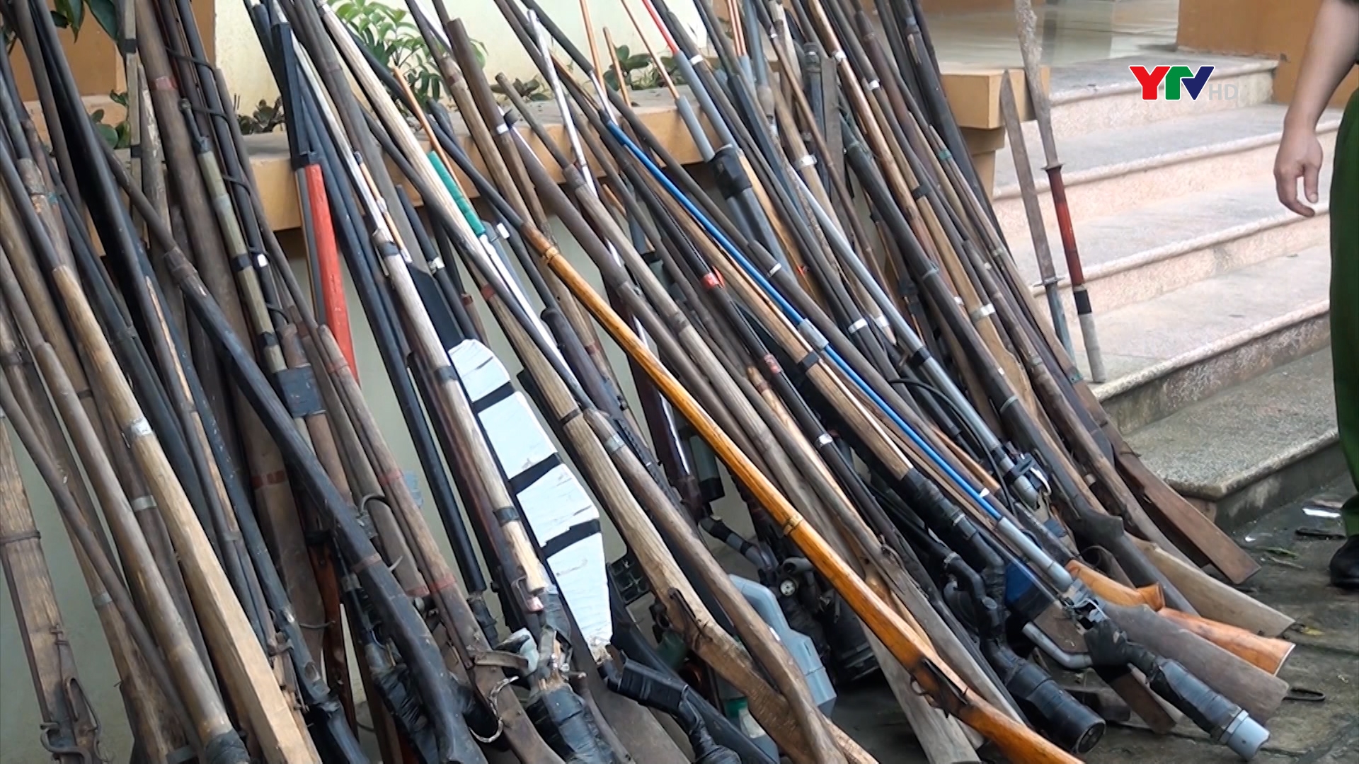 Công an Yên Bình  vận động người dân giao nộp 23 súng tự chế và vật liệu nổ, công cụ hỗ trợ
