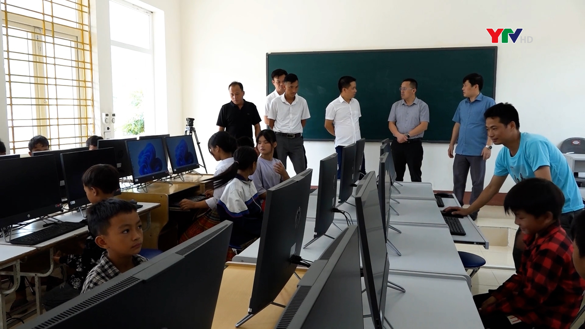 Liên hiệp các tổ chức Hữu nghị tỉnh bàn giao 20 bộ máy tính cho trường học ở Trạm Tấu