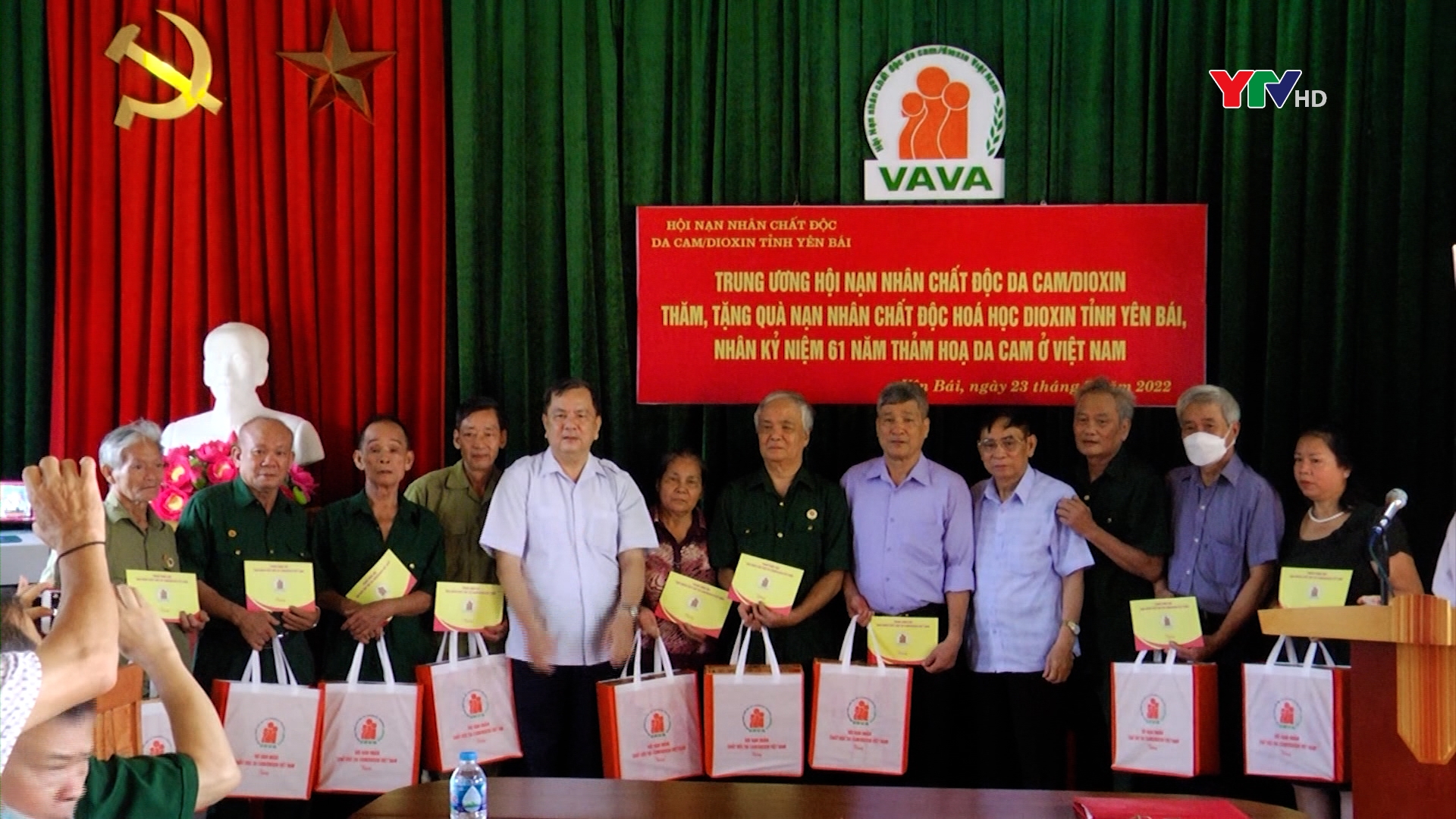 Trung ương Hội nạn nhân chất độc da cam/đioxin Việt Nam tặng quà tại Yên Bái