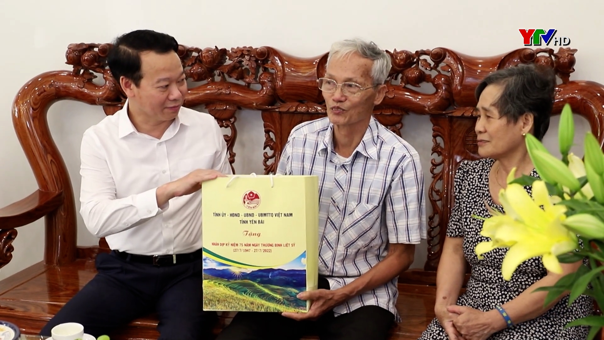 Đồng chí Bí thư Tỉnh ủy Đỗ Đức Duy tặng quà gia đình chính sách tại thành phố Yên Bái