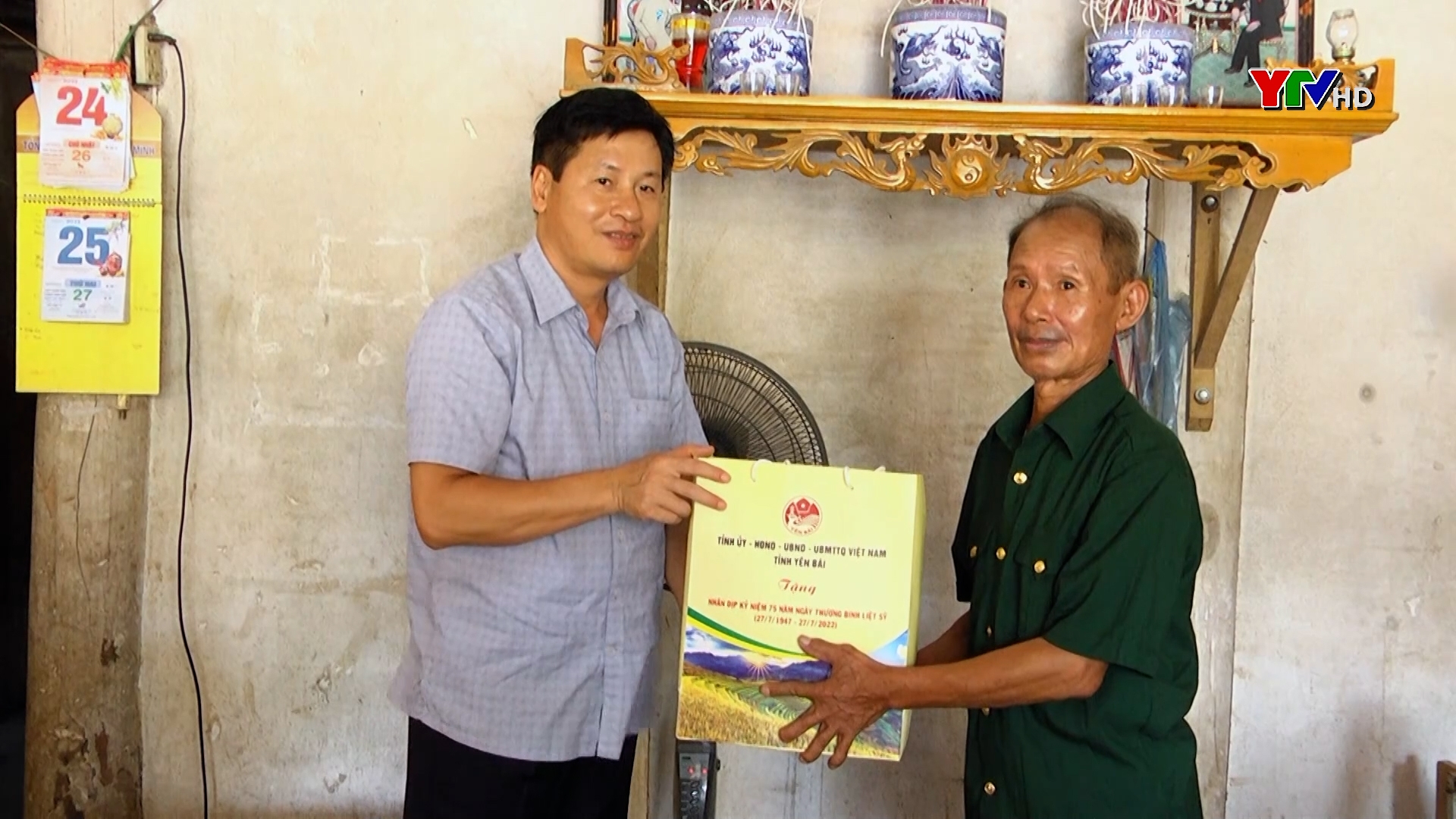 Đồng chí Phó Chủ tịch UBND tỉnh Ngô Hạnh Phúc tặng quà gia đình chính sách huyện Yên Bình