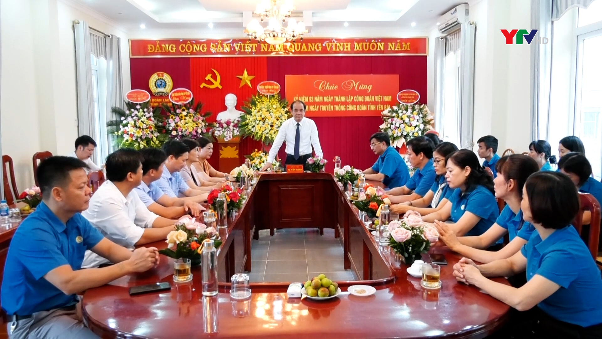 Đồng chí Phó Bí thư TT Tỉnh uỷ Tạ Văn Long chúc mừng LĐLĐ tỉnh nhân kỷ niệm 93 năm Ngày thành lập công đoàn Việt Nam