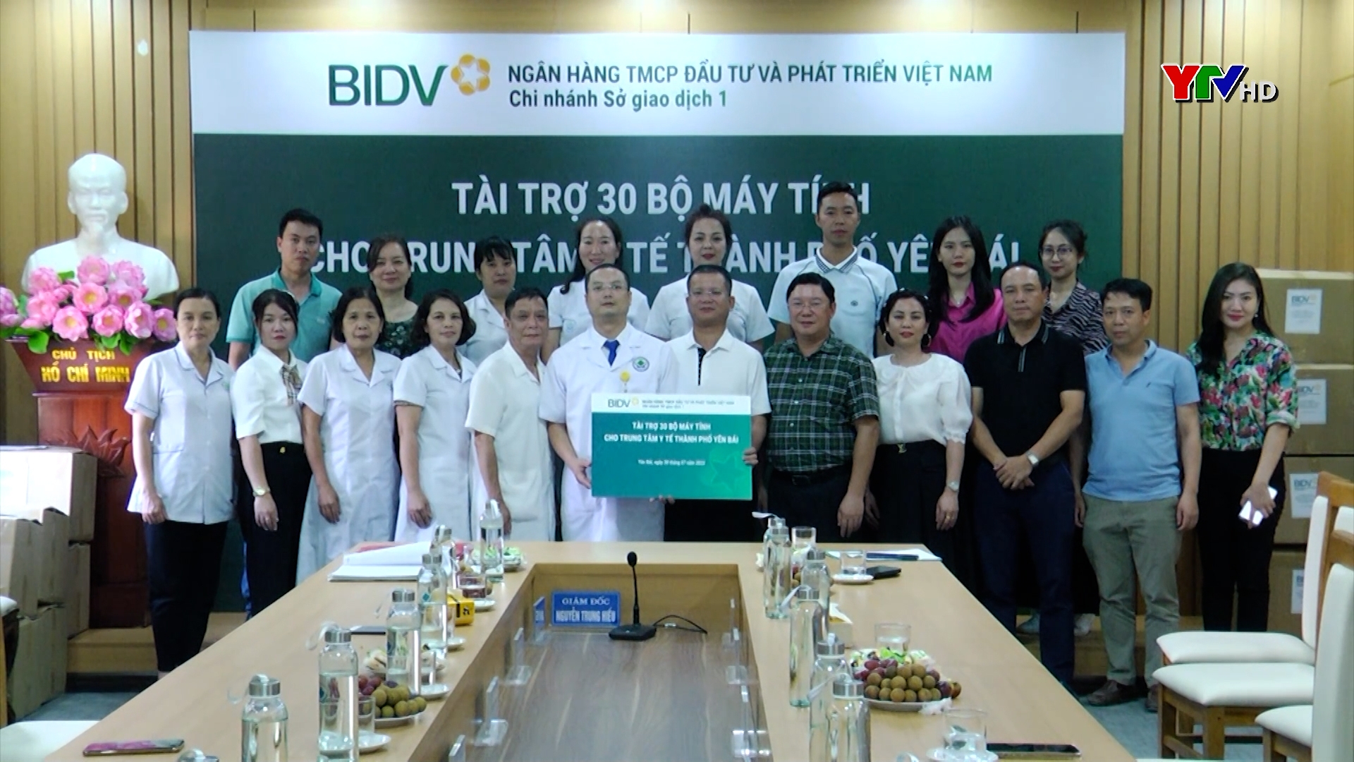Chi nhánh BIDV Yên Bái Sở Giao dịch 1 tài trợ máy tính cho Trung tâm Y tế thành phố Yên Bái