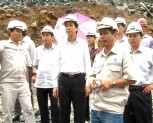 Đồng chí Đào Ngọc Dung kiểm tra tiến độ thi công thuỷ điện Văn Chấn