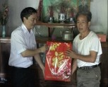 Đồng chí Hoàng Xuân Nguyên phó chủ tịch UBND tỉnh tặng quà các gia đình nạn nhân chất độc da cam huyện Yên Bình
