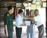 Ban dân vận và Bộ CHQS tỉnh thăm, tặng quà chiến sỹ giải phóng quân chiến khu Vần