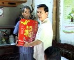Đồng chí Dương Văn Thống phó bí thư thường trực tỉnh uỷ thăm, tặng quà nạn nhân chất độc da cam tại TP Yên Bái