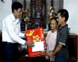 Đồng chí Lê Văn Tạo - Phó chủ tịch HĐND tỉnh tặng quà nạn nhân chất độc da cam tại huyện Trấn Yên