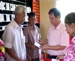 Công ty điện lực Yên Bái tặng quà nạn nhân chất độc da cam tại xã Tuy Lộc -  TP Yên Bái