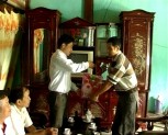 Huyện Văn Chấn thăm và tặng quà cán bộ tiền khởi nghĩa và nạn nhân chất độc da cam