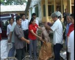 Hội chữ thập đỏ tỉnh YB tặng quà nạn nhân chất độc da cam tại xã Quy Mông huyện Trấn Yên