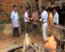Lãnh đạo huyện Trạm Tấu thăm hỏi, động viên các gia đình bị thiệt hại do sạt đất