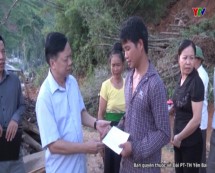 Đ/c Nông Văn Lịnh – Chủ tịch UBMTTQ tỉnh thăm hỏi, động viên và hỗ trợ 3 hộ gia đình có nhà bị sập tại huyện Trạm Tấu