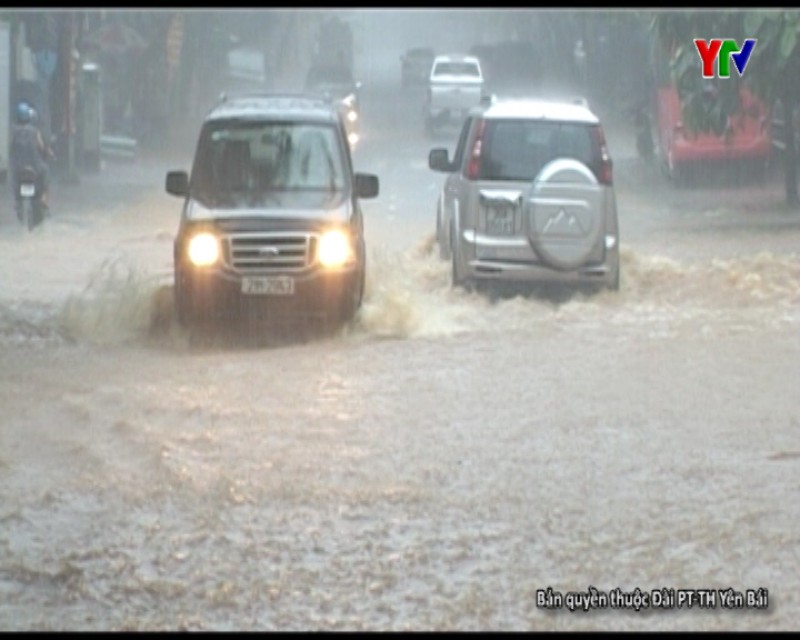 Nguy cơ mất an toàn giao thông trong mùa mưa bão