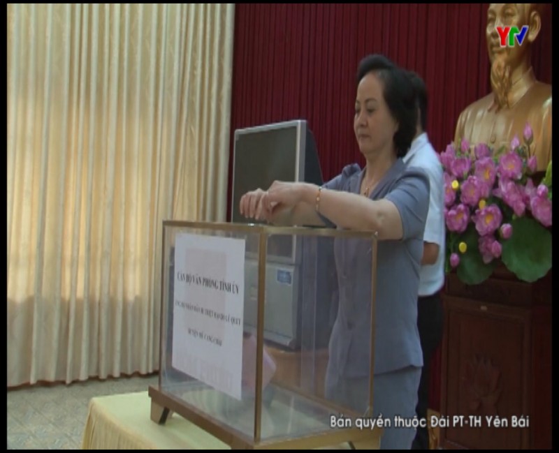 Văn phòng tỉnh ủy quyên góp ủng hộ nhân dân huyện Mù Cang Chải