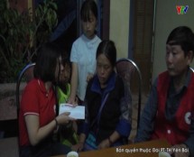 Trung ương Hội Chữ thập đỏ Việt Nam tặng quà các gia đình bị lũ quét tại huyện Mù Cang Chải