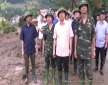 Bộ trưởng Bộ TN&MT trao tiền hỗ trợ người dân bị ảnh hưởng bởi lũ quét tại huyện Mù Cang Chải