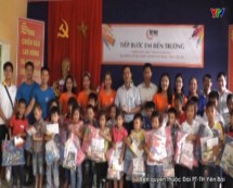 CLB nữ doanh nhân trẻ Hà Nội trao quà cho học sinh nghèo huyện Yên Bình