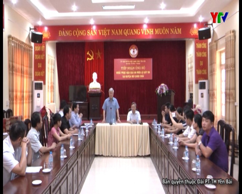 Bộ trưởng - Chủ nhiệm Ủy ban dân tộc Đỗ Văn Chiến trao tiền hỗ trợ nhân dân huyện Mù Cang Chải