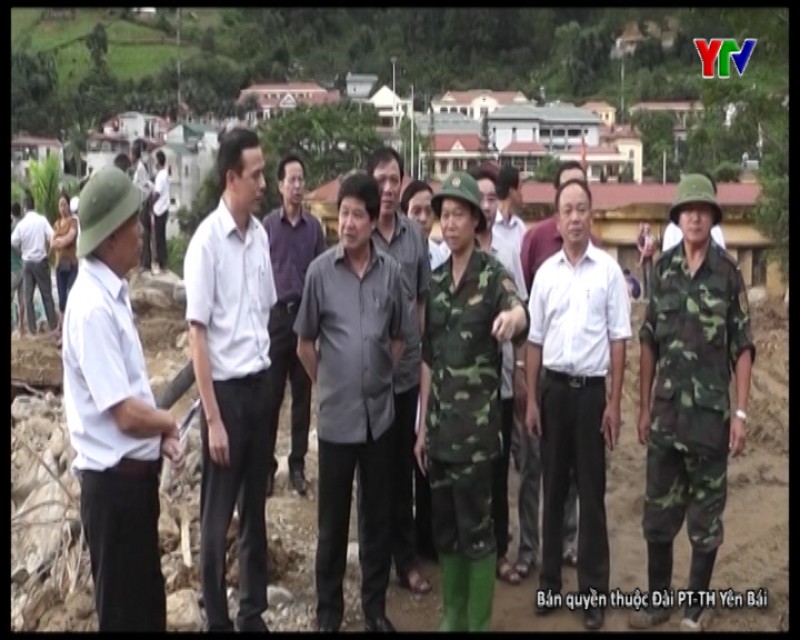 Đoàn công tác của Bộ Nông nghiệp và PTNT động viên và trao tiền hỗ trợ cho người dân huyện Mù Cang Chải