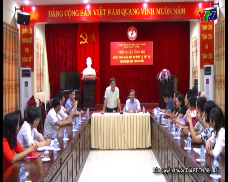 Đoàn công tác của Vụ Địa phương I – Ban Tổ chức Trung ương ủng hộ người dân huyện Mù Cang Chải