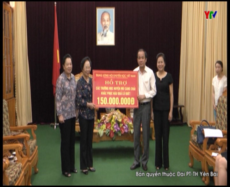 Đ/c Nguyễn Thị Doan - Chủ tịch TW Hội Khuyến học Việt Nam hỗ trợ các trường học khắc phục hậu quả lũ quét