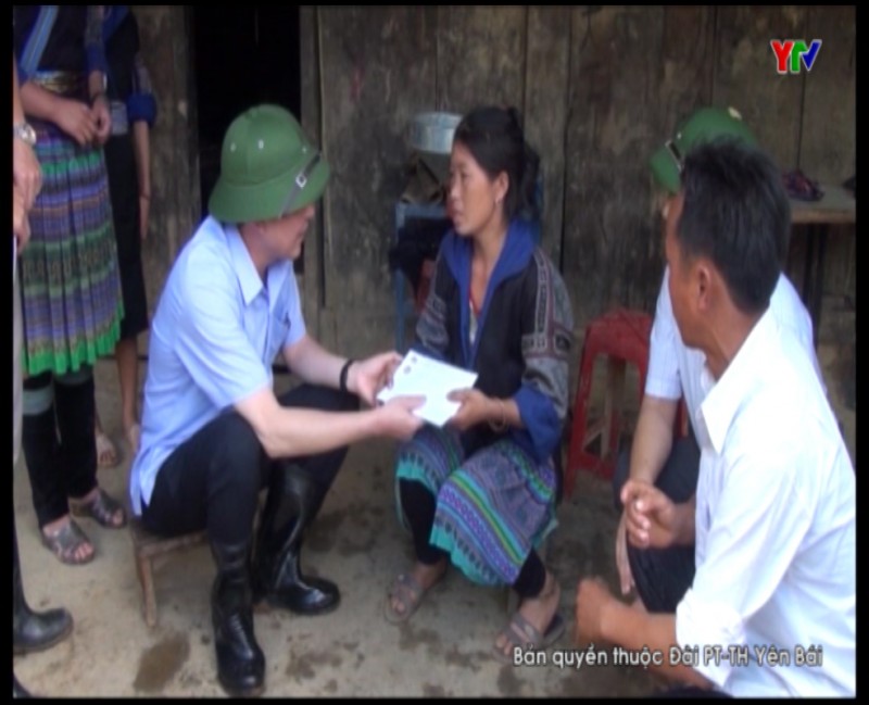 Đoàn công tác Trung ương Hội nông dân Việt Nam hỗ trợ các gia đình hội viên nông dân bị thiệt hại do lũ quét