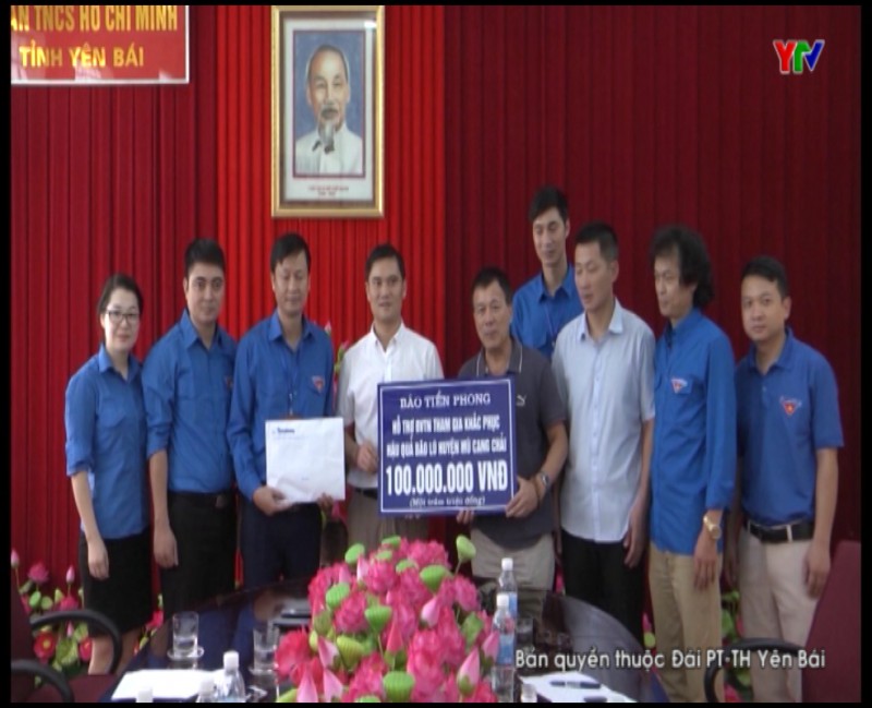 Báo Tiền Phong trao tiền ủng hộ gia đình bị thiệt hại do lũ quét tại huyện Mù Cang Chải