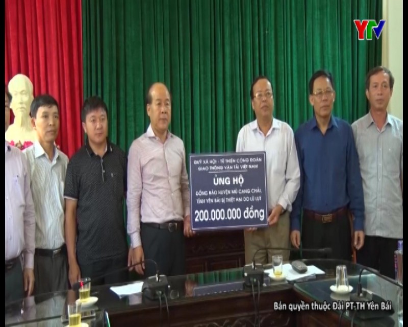 Thứ trưởng Bộ Giao thông Vận tải trao tiền hỗ trợ nhân dân vùng lũ huyện Mù Cang Chải