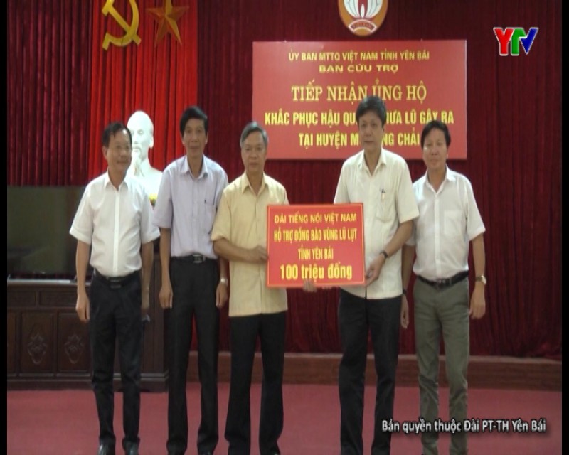 Đài tiếng nói Việt Nam trao tiền ủng hộ người dân huyện Mù Cang Chải