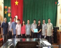 Đ/c Chủ tịch UBND tỉnh Đỗ Đức Duy tiếp nhận ủng hộ đồng bào vùng lũ huyện Mù Cang Chải