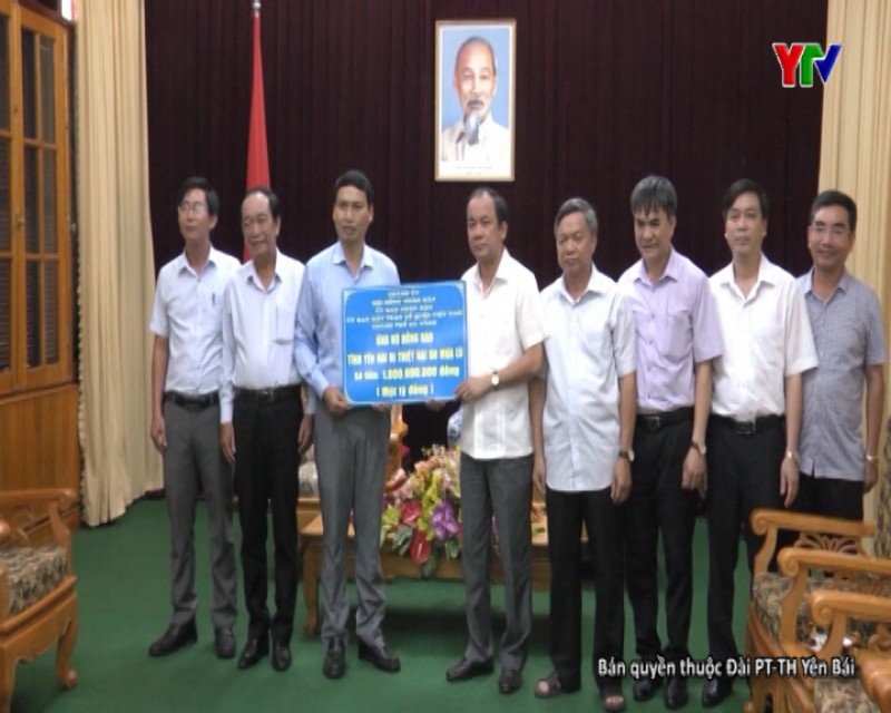 Đ/c Tạ Văn Long - Phó CT TT UBND tỉnh tiếp nhận hỗ trợ ủng hộ nhân dân huyện Mù Cang Chải