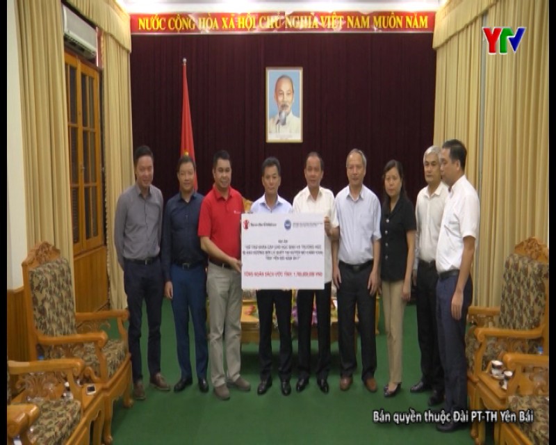 Đồng chí Tạ Văn Long – PCT Thường trực UBND tỉnh tiếp nhận ủng hộ đồng bào vùng lũ huyện Mù Cang Chải