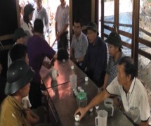 Đ/c PCT UBND tỉnh Nguyễn Văn Khánh thăm hỏi, động viên gia đình có người bị nạn ở xã Bảo Ái huyện Yên Bình