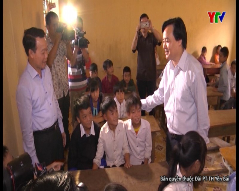 Bộ trưởng Bộ GD - ĐT Phùng Xuân Nhạ kiểm tra công tác chuẩn bị năm học mới tại huyện Mù Cang Chải