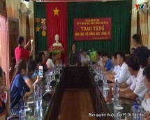Nguyên Phó Chủ tịch nước Trương Mỹ Hoa ủng hộ người dân vùng lũ huyện Mù Cang Chải