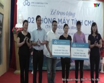 Đ/c Dương Văn Tiến – PCT UBND tỉnh dự trao tặng máy tính cho các trường học tại huyện Mù Cang Chải