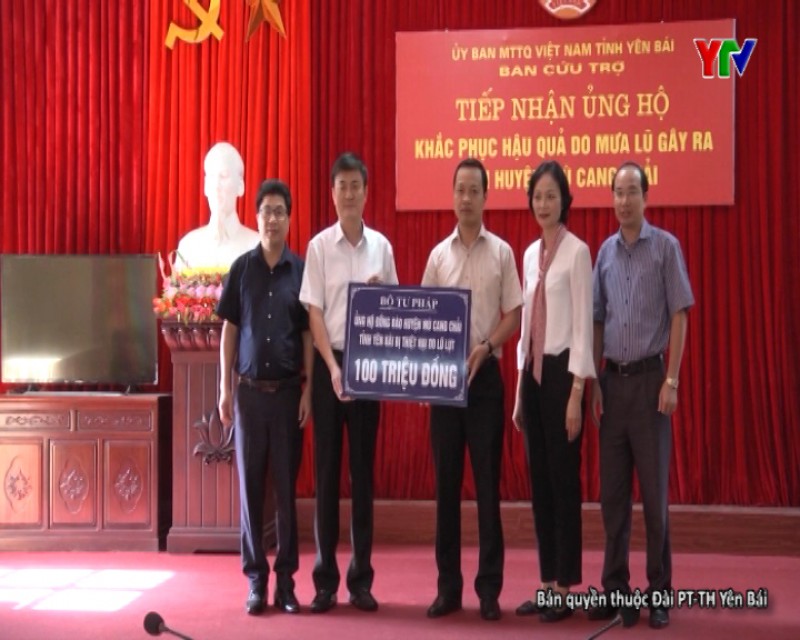 Thứ trưởng Bộ Tư pháp Trần Tiến Dũng trao 100 triệu đồng hỗ trợ huyện Mù Cang Chải
