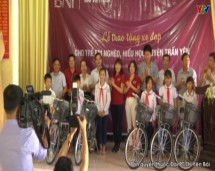 Đ/c Dương Văn Tiến – PCT UBND tỉnh dự lễ trao xe đạp  cho học sinh huyện Trấn Yên