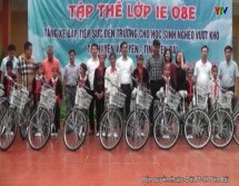 Đồng chí Dương Văn Tiến - Phó Chủ tịch UBND tỉnh dự trao xe đạp cho học sinh huyện Văn Yên