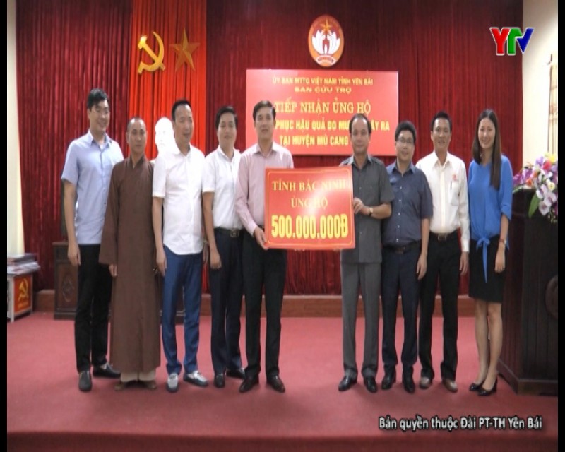 Đ/c Tạ Văn Long - PCT Thường trực UBND tỉnh tiếp nhận ủng hộ đồng bào vùng lũ huyện Mù Cang Chải
