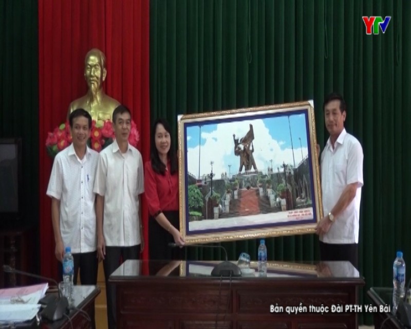 Đoàn công tác Thị ủy Mường Lay, tỉnh Điện Biên thăm và làm việc tại Thị xã Nghĩa Lộ