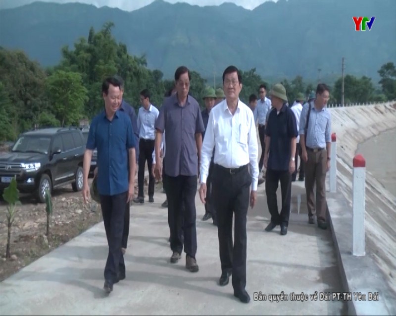 Nguyên Chủ tịch nước Trương Tấn Sang kiểm tra công tác khắc phục hậu quả mưa lũ tại huyện Văn Chấn